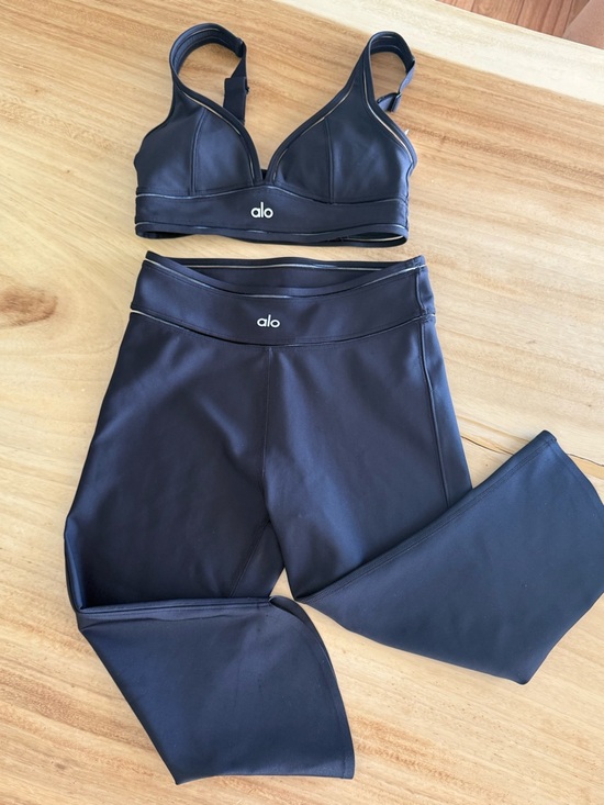 ALO Yoga Black Cropped Capris with Matching Black Sports Bra - Picture 7 of 7
